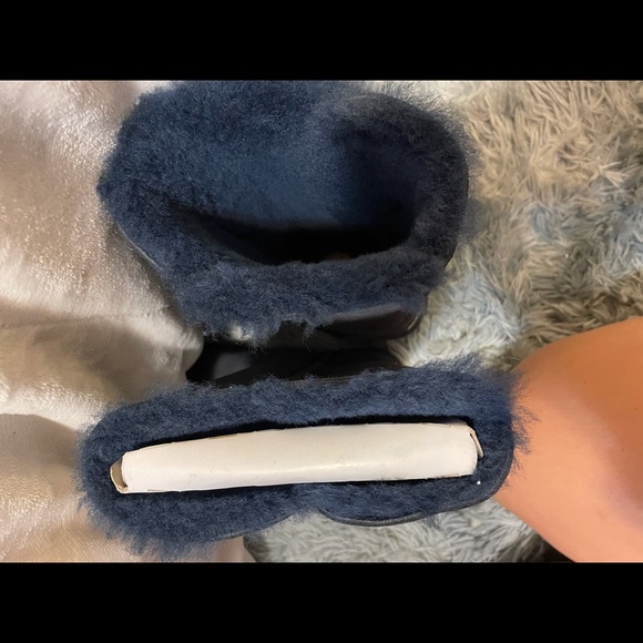 COPY - UGG boats only worn once - Picture 3 of 5